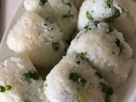 冷凍グリンピースで豆ご飯おにぎり